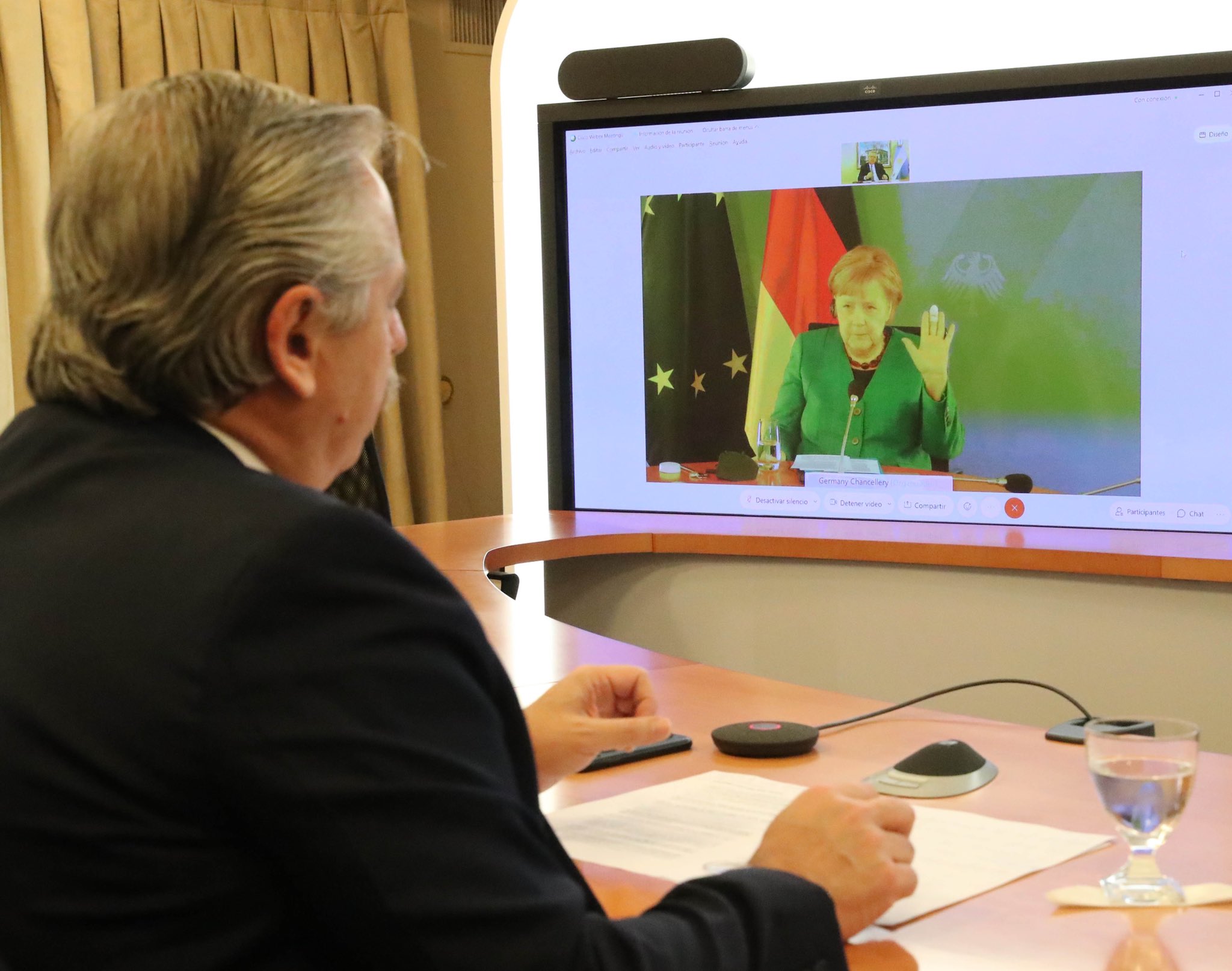Alberto Fernández avec Angela Merkel lors d'un appel vidéo