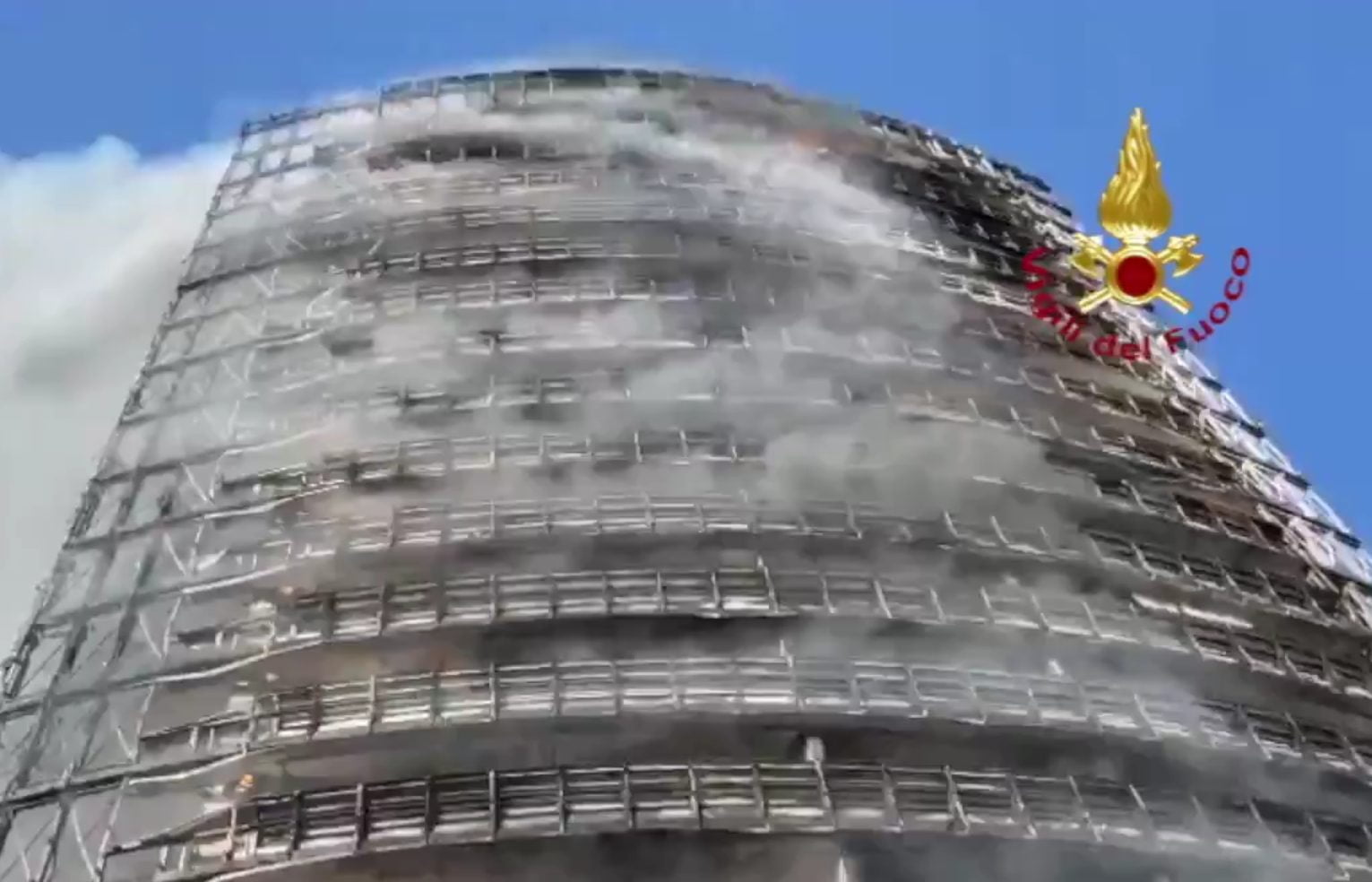 La façade de l'immeuble Torrei dei Mori a complètement fondu alors que la structure a résisté