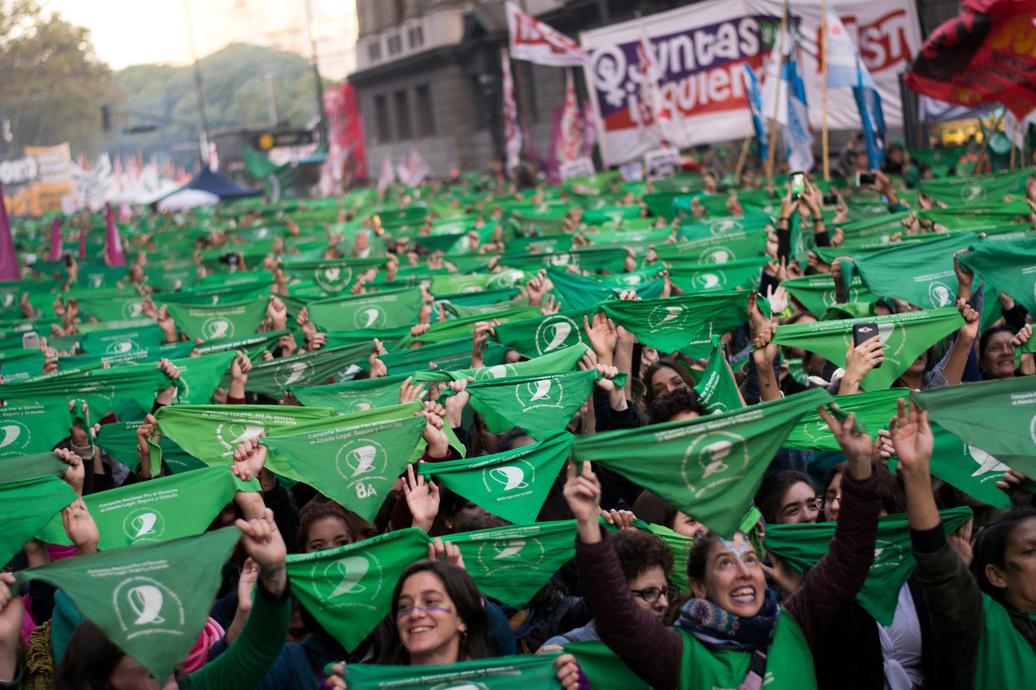 Des femmes manifestant pour la légalisation de l'avortement avec des bandanas verts