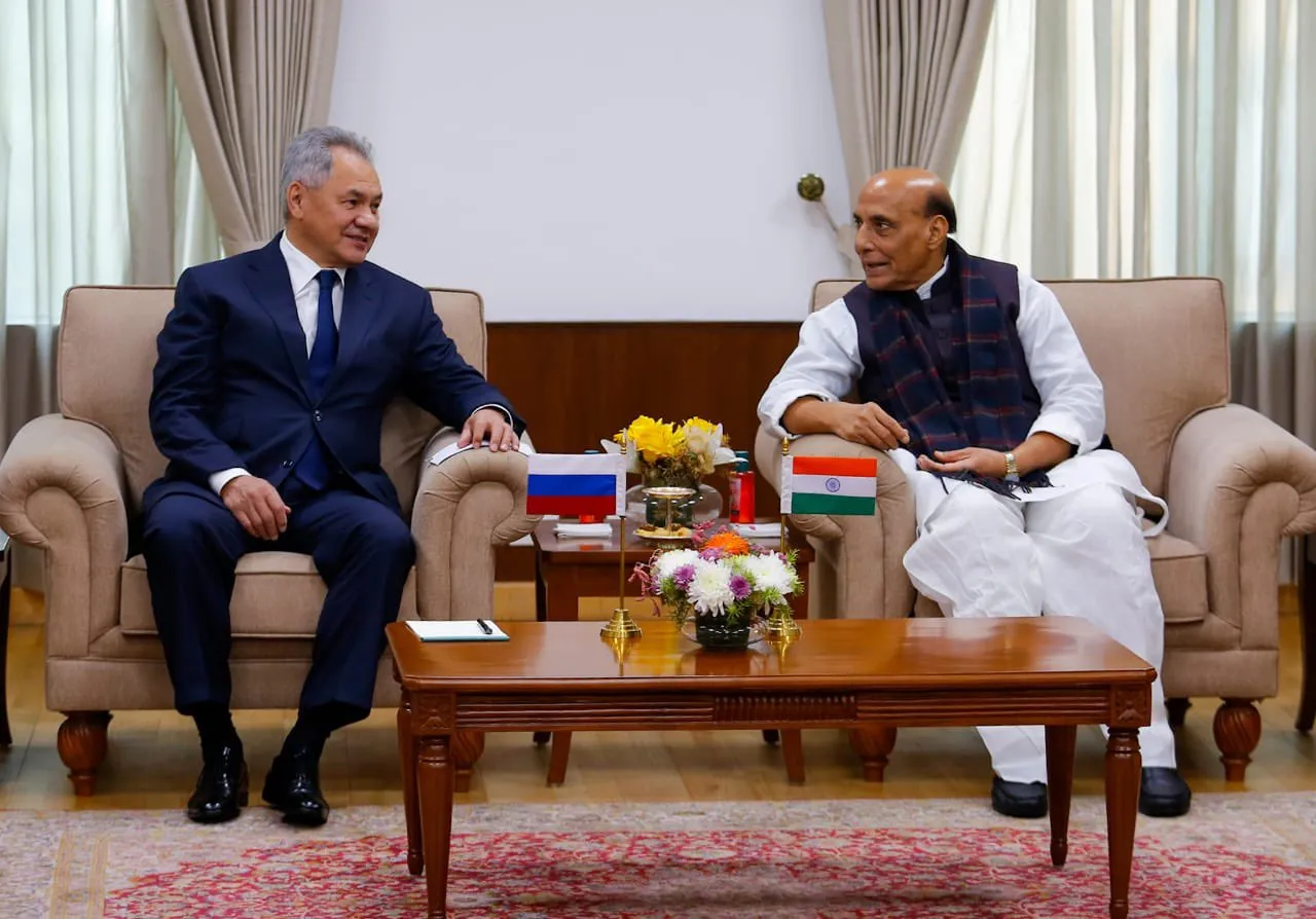 Le ministre russe de la Défense Sergey Shoygu et le ministre indien de la Défense Rajnath Singh