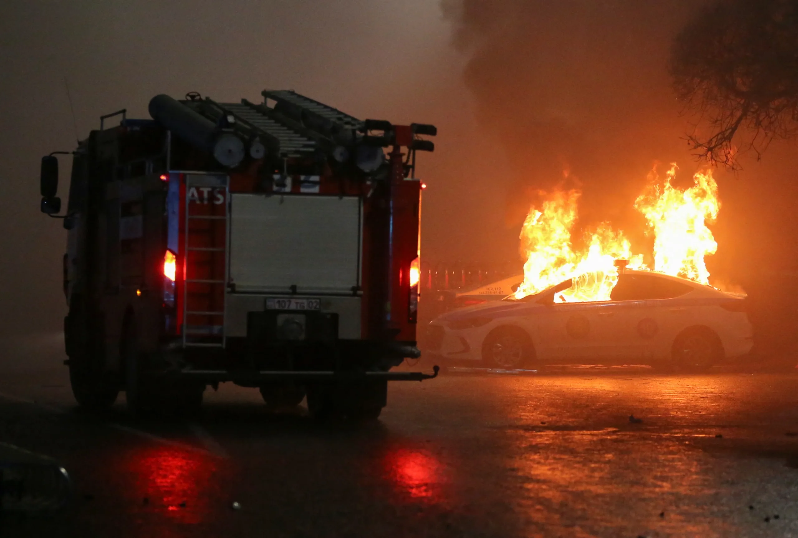 Voiture de police en feu lors d'une manifestation contre la hausse du prix du GPL à Almaty