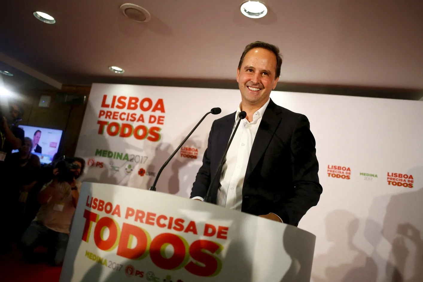 Fernando Medina célébrant sa victoire lors de sa réélection à Lisbonne