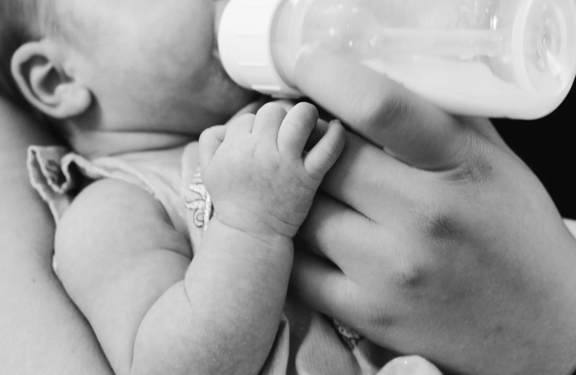 bébé buvant du lait