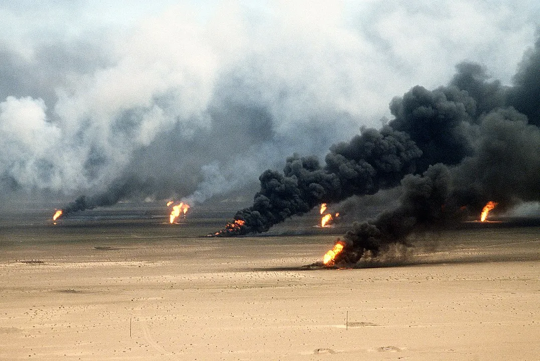 Kuwait oil well set on fire by Iraq