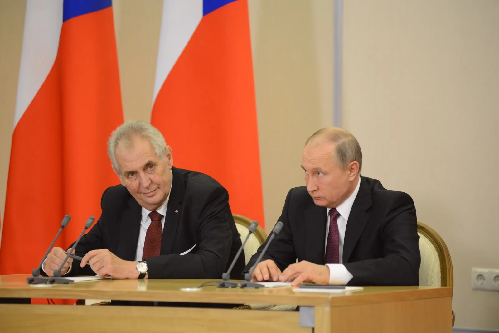 Miloš Zeman (à gauche) et Vladimir Poutine (à droite) lors d'une visite officielle du Président de la République tchèque en Russie en 2017