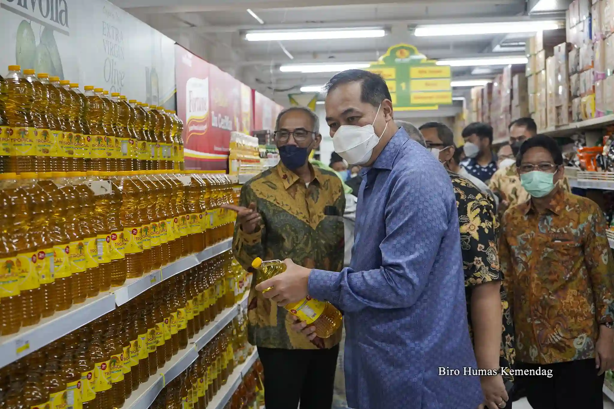 Indonesia Minister of Trade, Muhammad Lutfi, in a supermarket in Jakarta on March 18