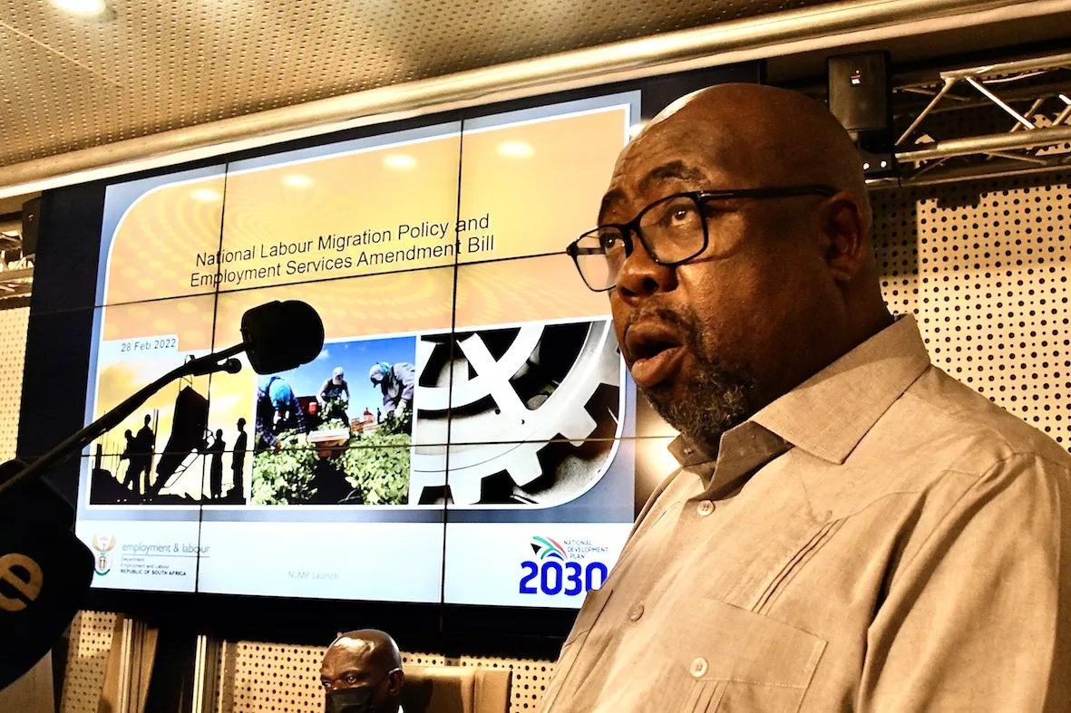 Le ministre du Travail d'Afrique du Sud Thulas Nxesi déroulant aux médias le projet de politique nationale sur la main-d’œuvre immigrée