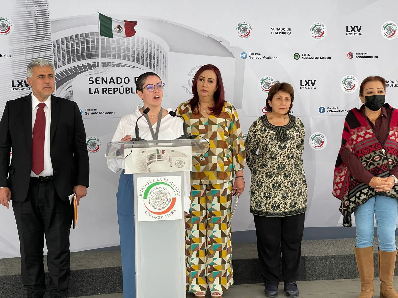 Paola Schietekat au Sénat mexicain, réclamant de meilleurs protocoles de protection de la part des autorités mexicaines à l'étranger