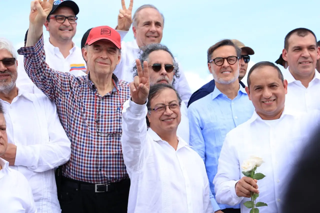 Colombian President Gustavo Petro and Venezuelan Minister of Transportation Ramon Araguayan