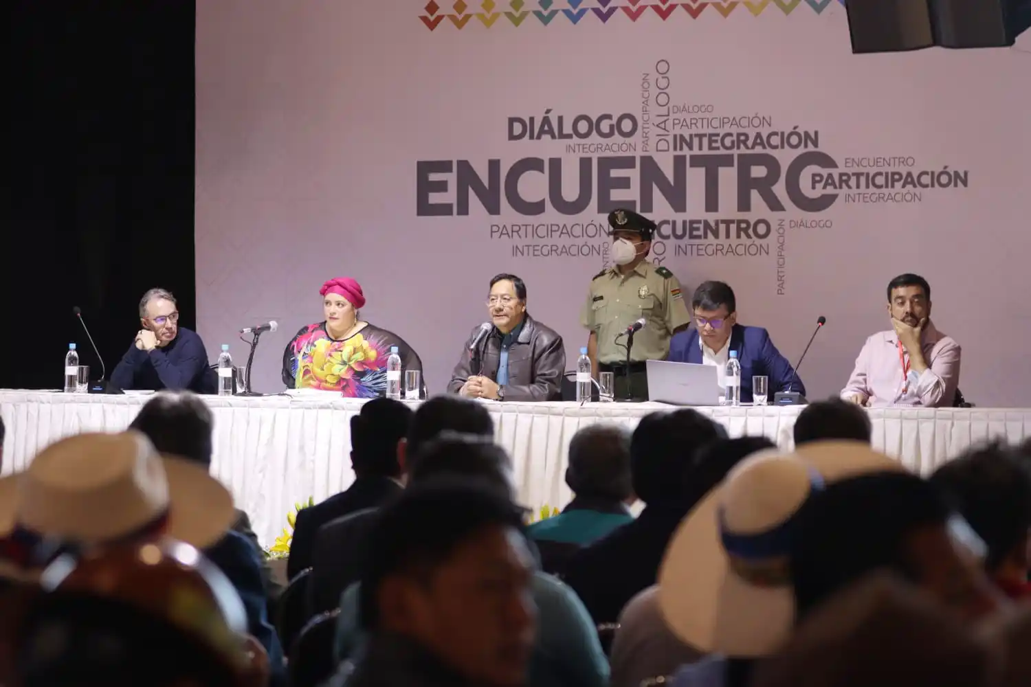 Le président bolivien Luis Arco (au centre) lors de la réunion plurinationale pour le recensement le 28 octobre