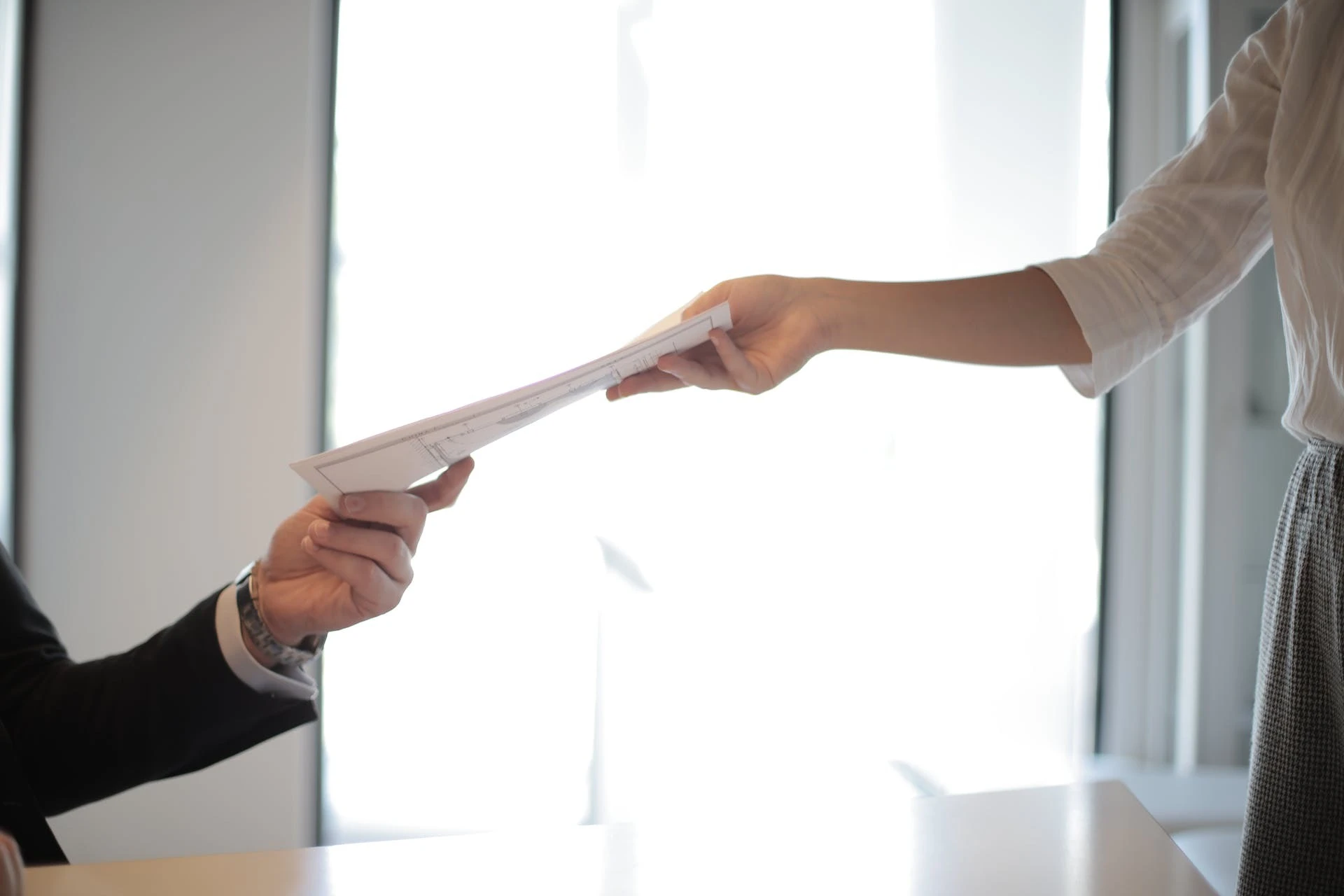 Des documents de licenciement sont remis par le patron à l'employé